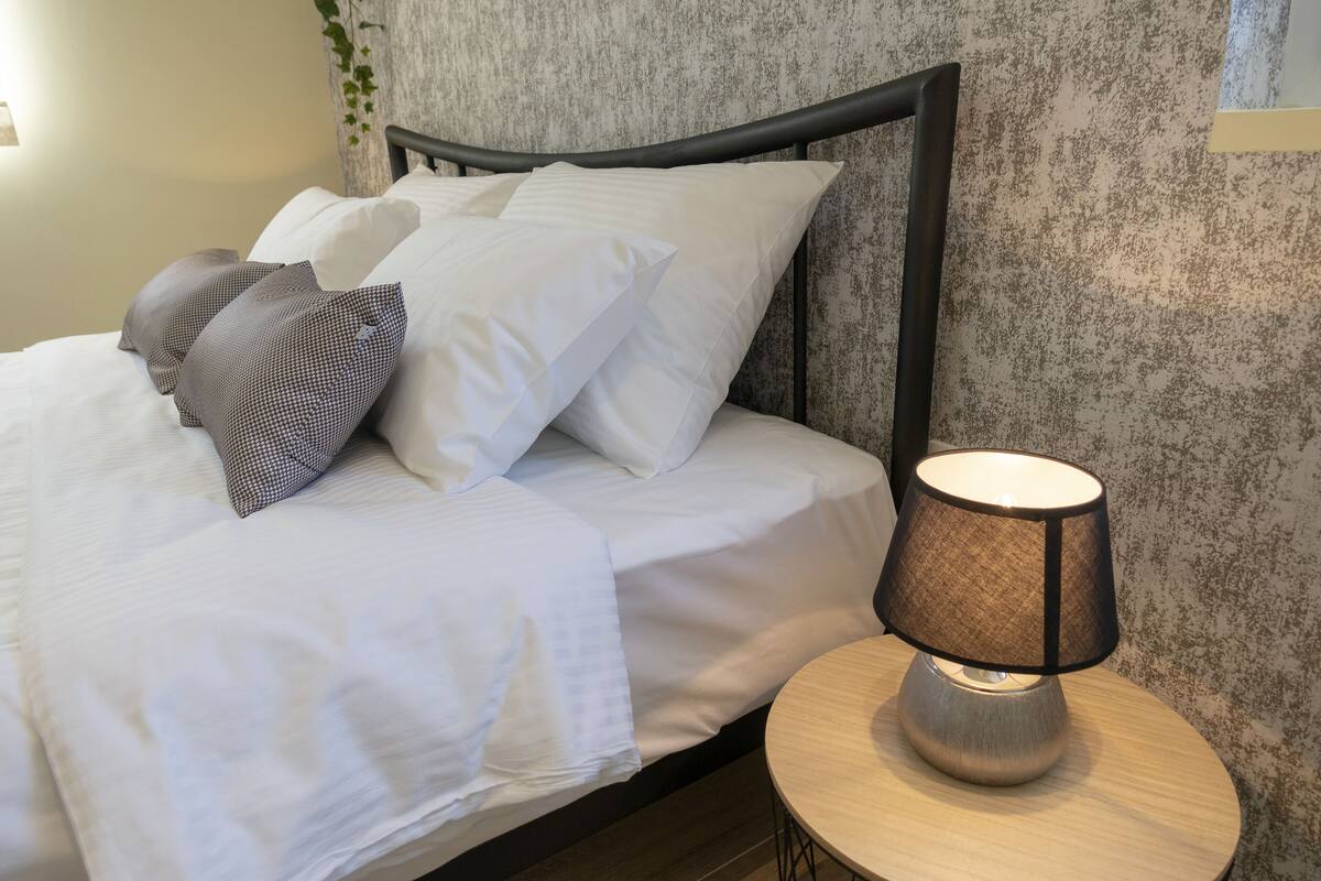City Apartment | Minibar, in-room safe, desk, laptop workspace