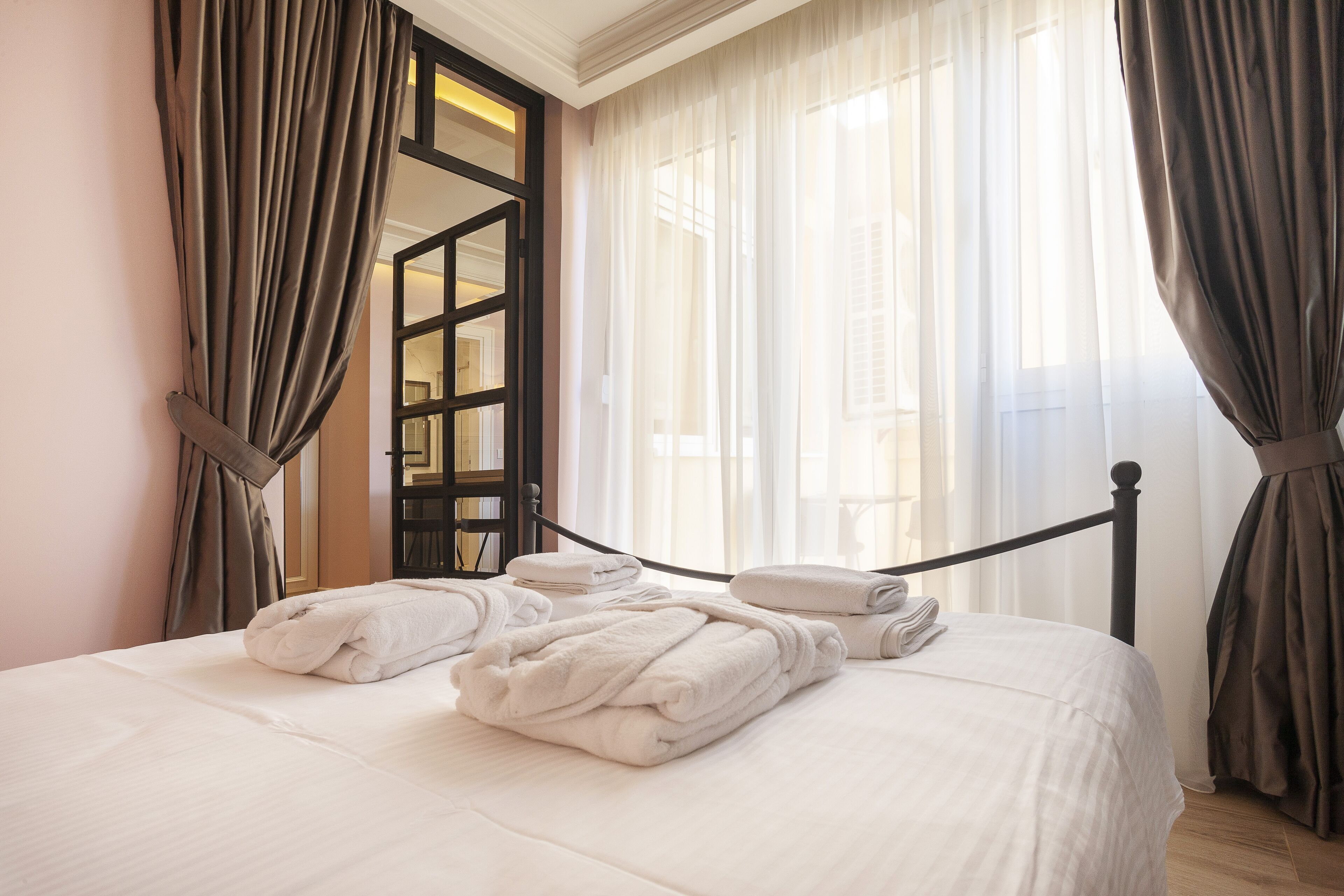 Superior Apartment | Minibar, in-room safe, desk, laptop workspace