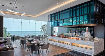 Se sirven desayunos, almuerzos y cenas; con vista a la playa