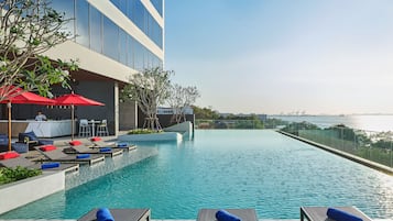 2 piscines extérieures, cabanons gratuits, parasols de plage