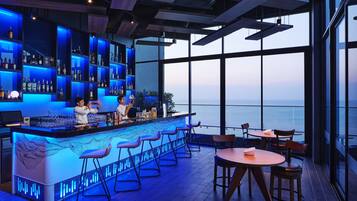 Bar en la azotea, con vista al mar, abre todos los días