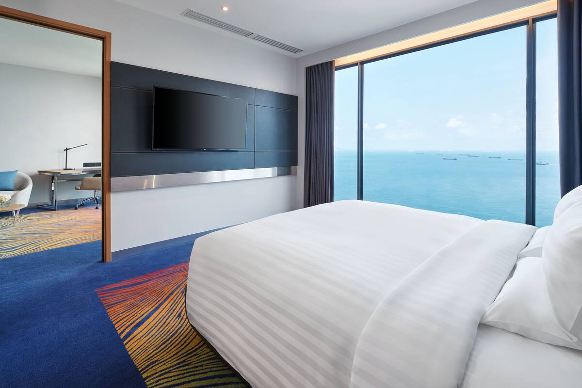 Marina Bay Suite, Living Room, Lounge Access, Balcony, Sea View - 1 king bed
