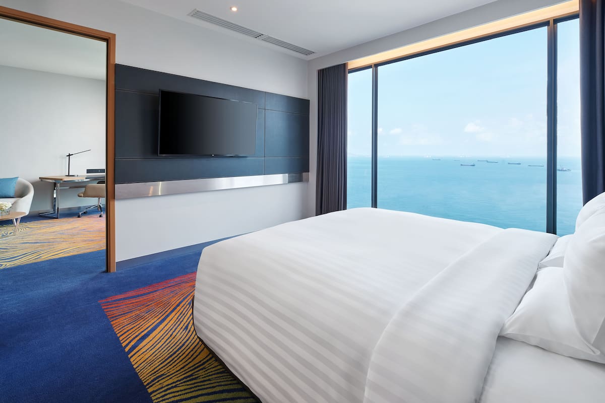Marina Bay Suite, Living Room, Lounge Access, Balcony, Sea View - 1 king bed | 1 slaapkamer, luxe beddengoed, pillowtop-bedden, een minibar