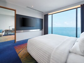Marina Bay Suite, Living Room, Lounge Access, Balcony, Sea View - 1 king bed | 고급 침구, 필로우탑 침대, 미니바, 객실 내 금고