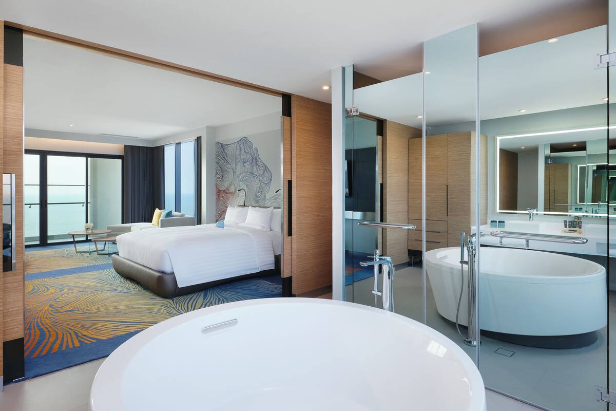 junior suite, lounge access, balcony, sea view - 1 king bed | bathroom | eco-friendly toiletries, hair dryer, bathrobes, slippers