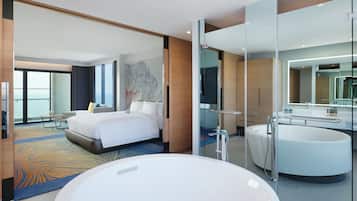 Junior Suite, Lounge Access, Balcony, Sea View - 1 king bed | Bathroom | Eco-friendly toiletries, hair dryer, bathrobes, slippers