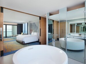 Junior Suite, Lounge Access, Balcony, Sea View - 1 king bed | Baño | Artículos de higiene personal ecológicos, secador de pelo y albornoces