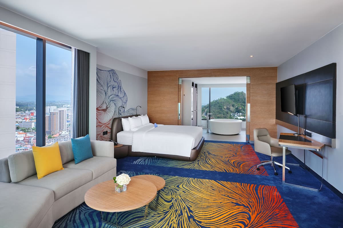 Junior Suite, Lounge Access, Balcony, Sea View - 1 king bed | 1 slaapkamer, luxe beddengoed, pillowtop-bedden, een minibar