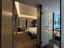 Deluxe Room, 1 King Bed | Soundproofing