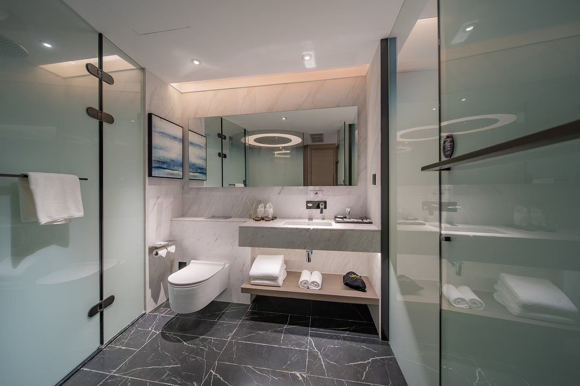 Deluxe Room, 1 King Bed | Bathroom