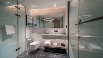 Deluxe Room, 1 King Bed | Bathroom