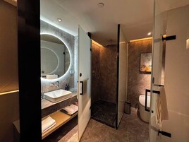 Quarto superior, 1 cama King | Banheiro | Produtos de toalete grátis, secador de cabelo, chinelos 