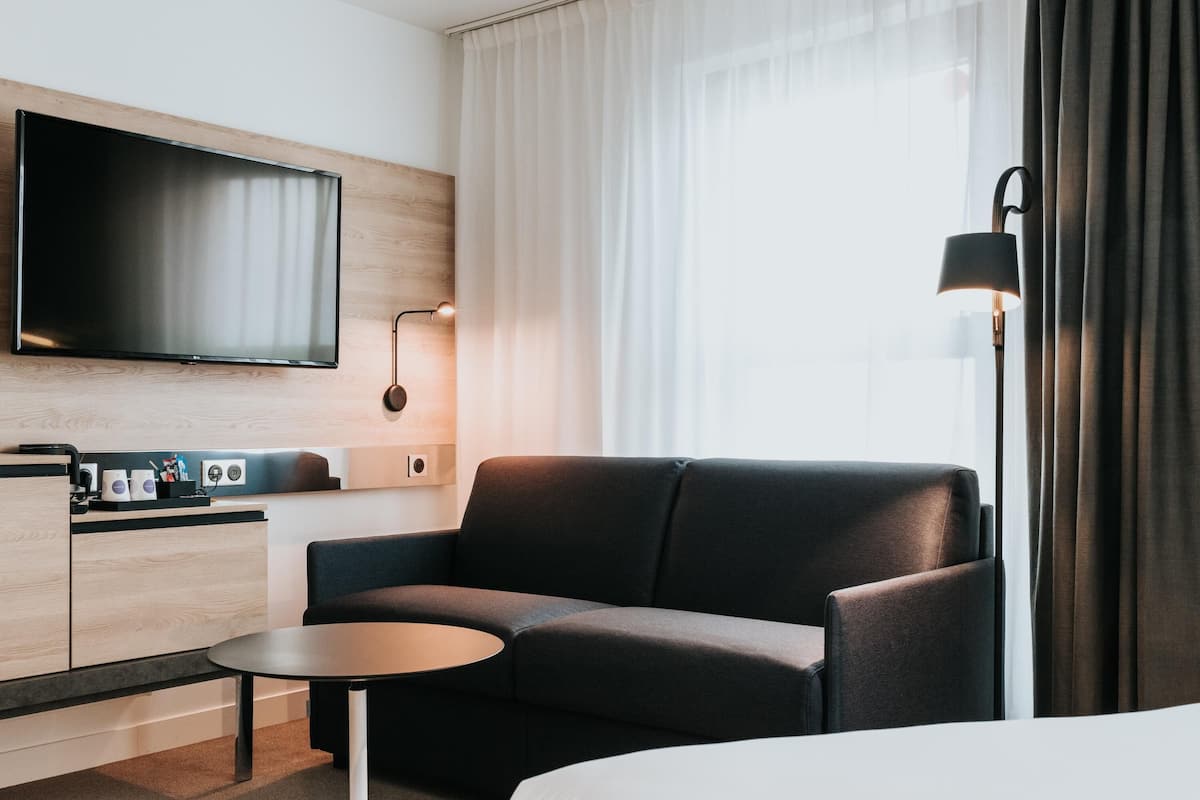 Phòng dành cho gia đình, 1 giường đôi và sofa giường | Minibar, két bảo mật tại phòng, phòng cách âm