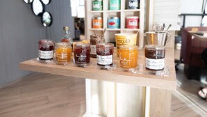 A wooden table with jars of honey and other products. - Novotel Angers Centre Gare (Angers)