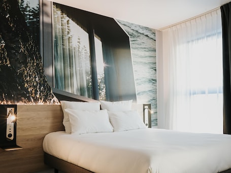 Minibar, in-room safe, soundproofing, free WiFi