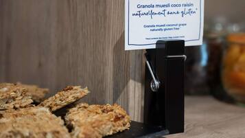 A display of granola bars with a sign indicating they are gluten-free.