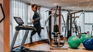 A gym with exercise equipment, including treadmills and weight machines. - Novotel Angers Centre Gare (Angers)