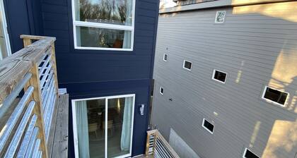 5 Queen Bed 4 Full Bath Luxury Home, 1.4 miles to Bank of America Stadium