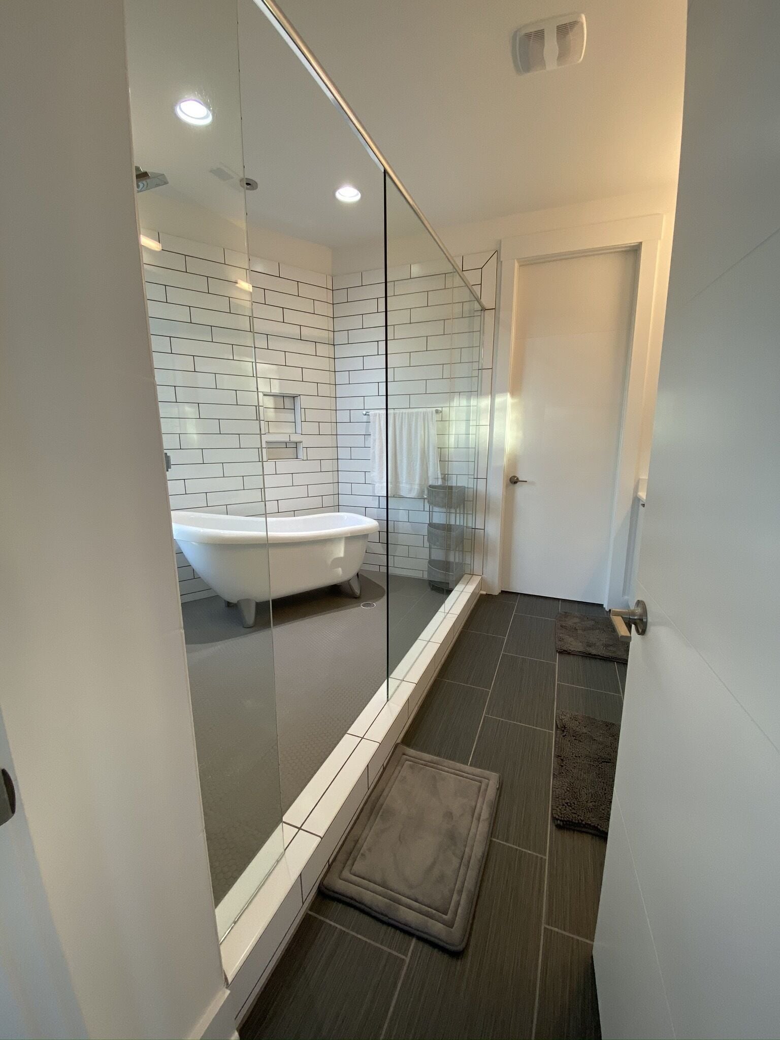 Duschwanne, Haartrockner, Handtücher, Toilettenpapier