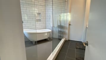 Ensemble douche/baignoire, sèche-cheveux, serviettes fournies