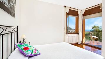 6 bedrooms, iron/ironing board, internet