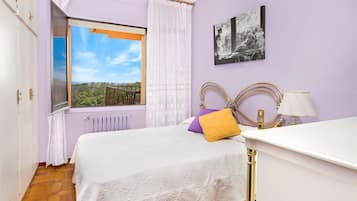 6 bedrooms, iron/ironing board, internet