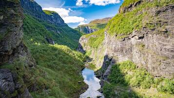 Un paisaje montañoso con un río que serpentea por un valle.
