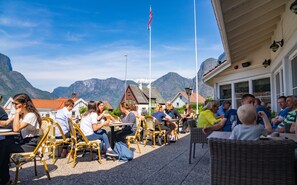 Outdoor dining - Hotel Aurlandsfjord (Aurland)