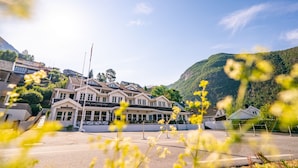 Un hotel de estilo arquitectónico europeo tradicional, con fachada simétrica, numerosas ventanas y una entrada destacada.