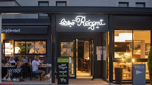 Un restaurant appelé « Bistro Régent » avec une terrasse visible.