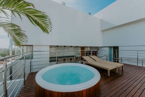 Outdoor pool, open 8:00 AM to 6:00 PM, pool loungers - Guest Manaíra Apart Hotel (João Pessoa)