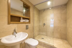 Two-Bedroom Apartment | Bathroom | Combined shower/tub, free toiletries, hair dryer, towels - Exchange Manchester (Manchester)