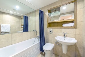 Three-Bedroom Apartment | Bathroom | Combined shower/bathtub, free toiletries, hair dryer, towels - Exchange Manchester (Manchester)