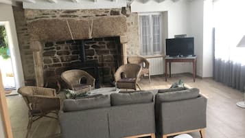 TV, fireplace