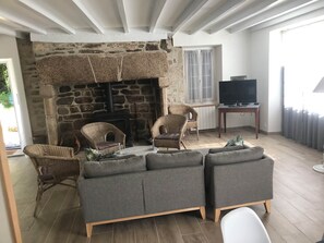 TV, fireplace - Le Clos du 10 - 4-star listed house (Treignac)