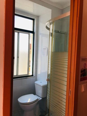Shower, towels - Residencial Roxi (Lisbon)