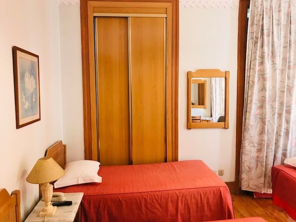 Triple Room, Private Bathroom | Free WiFi - Residencial Roxi (Lisbon)