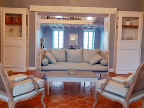 Télévision, cheminée, lecteur de DVD, baby-foot