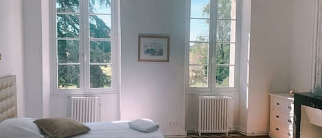 6 quartos, ferros/tábuas de passar roupa, Wi-Fi, roupa de cama