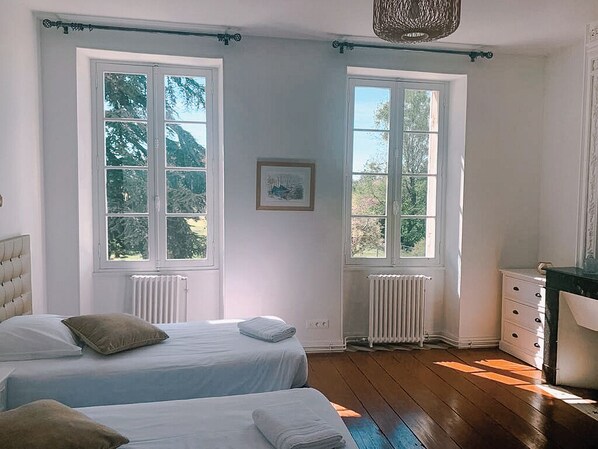 6 bedrooms, iron/ironing board, WiFi, bed sheets