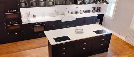 Jääkaappi, mikroaaltouuni, uuni, liesi