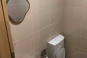 Secador de cabelo, sabonete, shampoo, papel higiênico