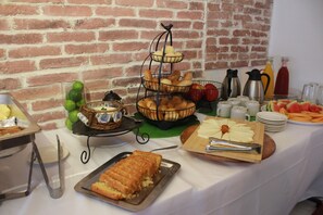 朝食 (コンチネンタル ブレックファスト)、毎日提供 (無料)