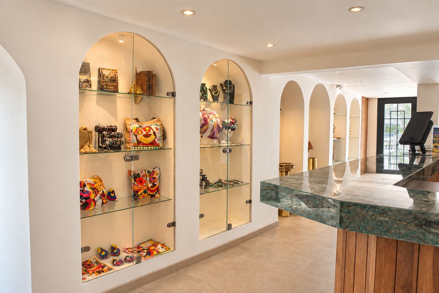 Een modern interieur met boogvormige vitrines waarin verschillende objecten staan.