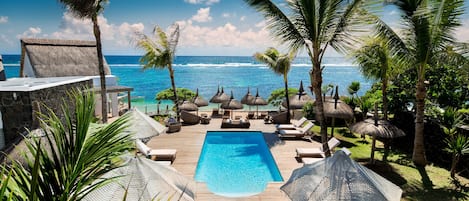 Piscine extérieure, parasols, chaises longues