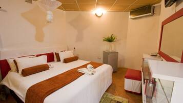 Deluxe tweepersoonskamer | Luxe beddengoed, een minibar, een bureau, een laptopwerkplek