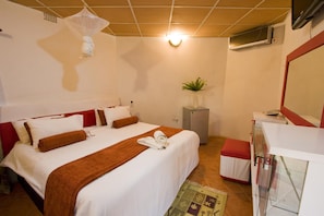 Deluxe Double Room | Premium bedding, minibar, desk, laptop workspace - Maria Adams Lodge (Lusaka)