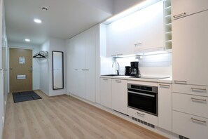 Estúdio clássico | Cozinha privada | Geladeira, micro-ondas, fogão, cooktop
