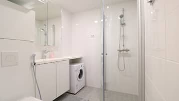 Monolocale | Bagno | Doccia, asciugacapelli, asciugamani, sapone