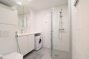 Estudio | Baño | Regadera, secadora de cabello, toallas, jabón 